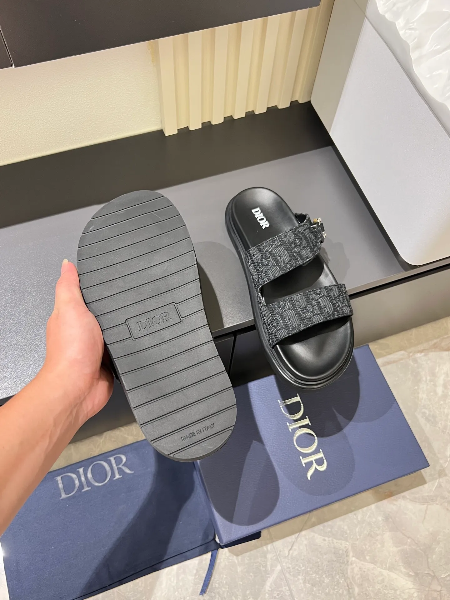 Men's Men's Shoes 💰p320 Dio* Men's Sandals Slippers. Showcasing Dior haute couture design. The Dior gray suede strap is accented with an aluminum Dior buckle for added style. Paired with a comfortable tonal notch sole, they pair easily with shorts or jeans for a sophisticated look. Main body: suede cow leather, technical fabric lining: cow leather, with adjustable straps, aluminum Dior buckle, Dior gray EVA insole, tonal notched rubber outsole splicing structure, size: 38-44 (customized at 45.46)